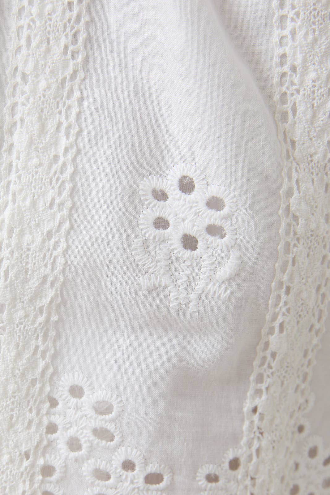 LACE TRIM SMOCKED HIGH WAIST SHORTS